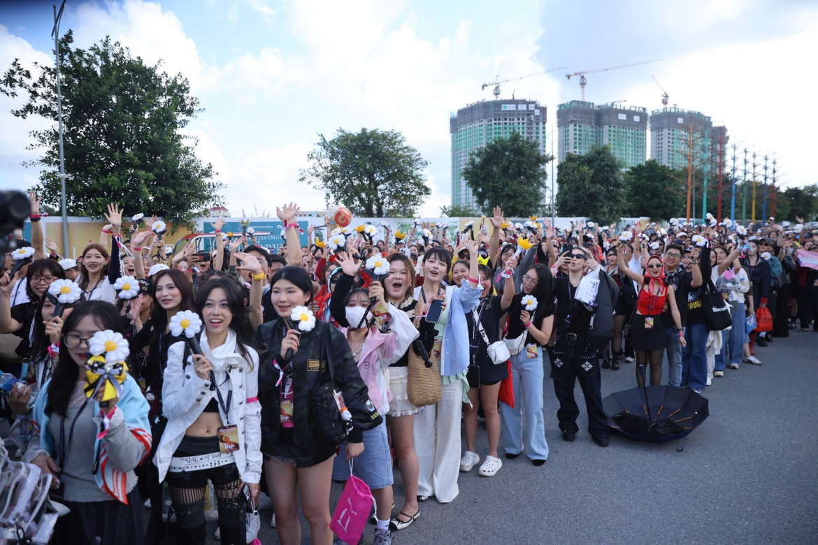  bien nguoi do ve concert gdragon-khu vuc check-in bien thanh san dien thoi trang hinh anh 3