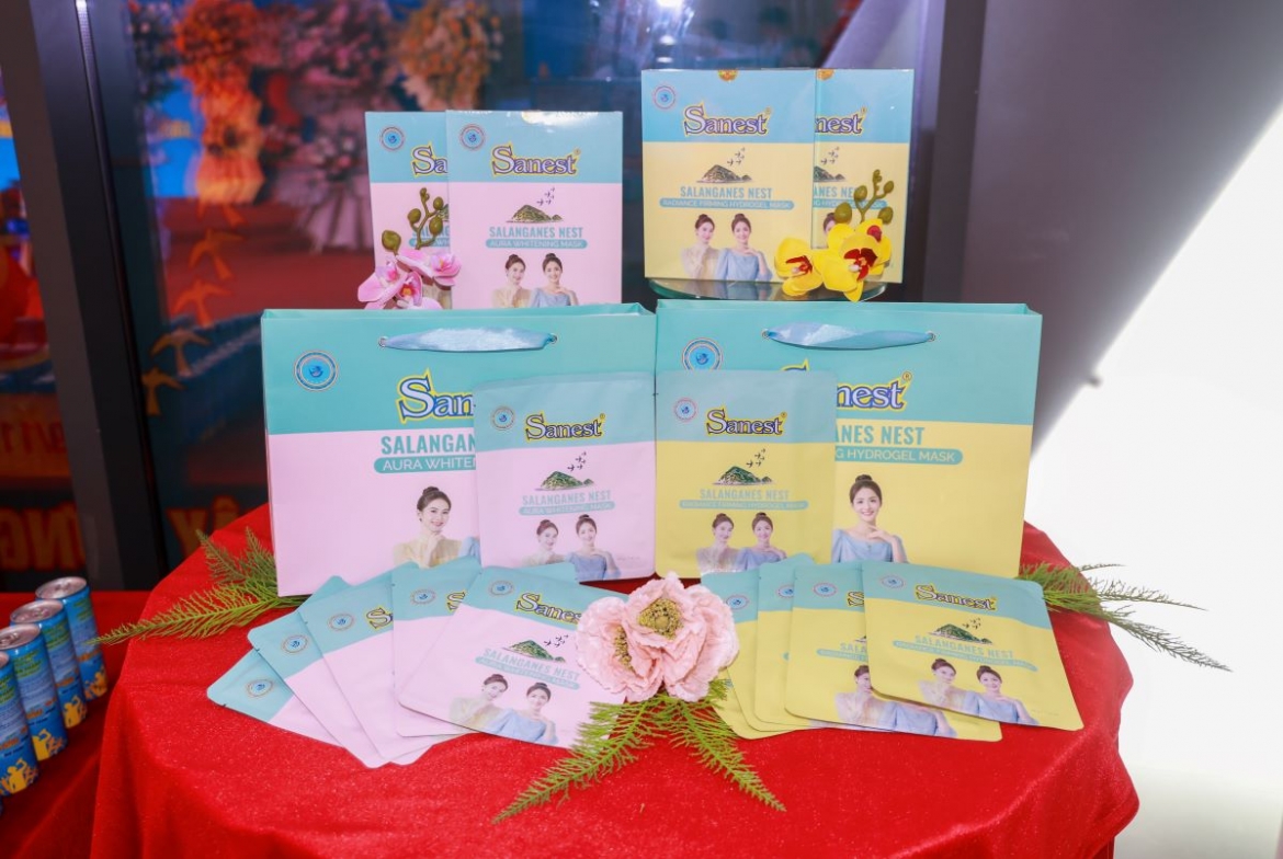 yen sao khanh hoa ra mat san pham moi va trao giai thuong tri an khach hang hinh anh 1