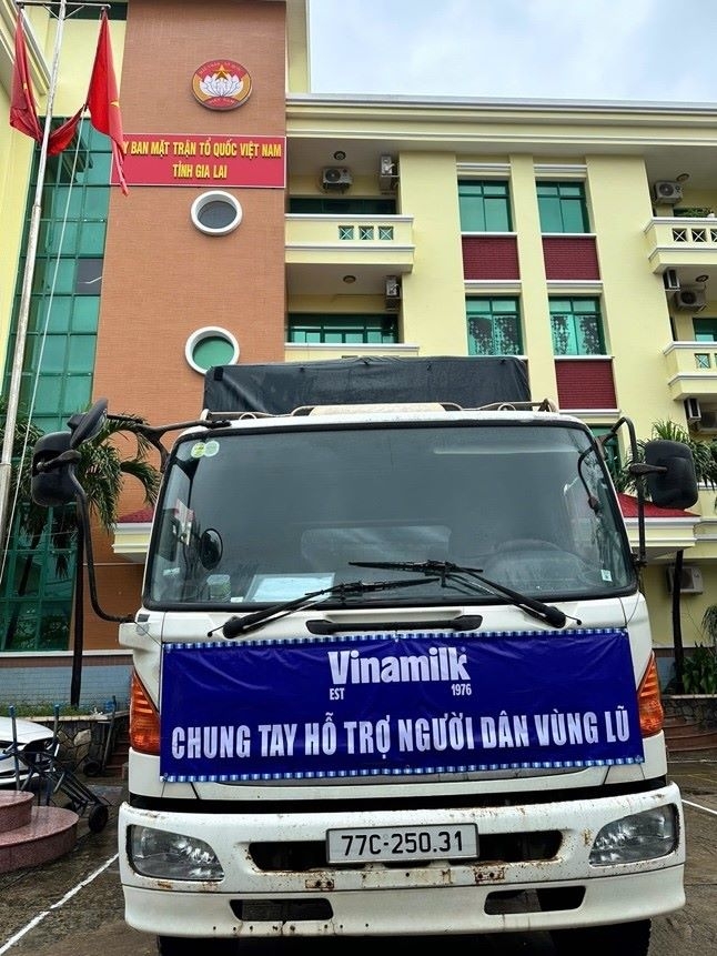 48 tấn sữa và nước uống của vinamilk đến rốn lũ miền trung và tây nguyên hình ảnh 3 48 tan sua va nuoc uong cua vinamilk den ron lu mien trung va tay nguyen hinh anh 3