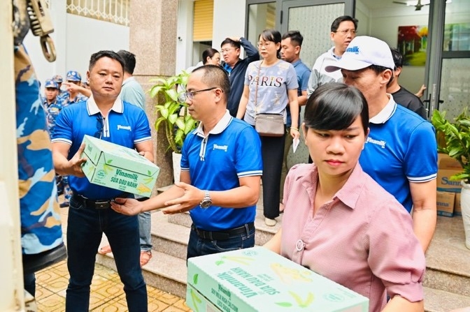 48 tấn sữa và nước uống của vinamilk đến rốn lũ miền trung và tây nguyên hình ảnh 4 48 tan sua va nuoc uong cua vinamilk den ron lu mien trung va tay nguyen hinh anh 4