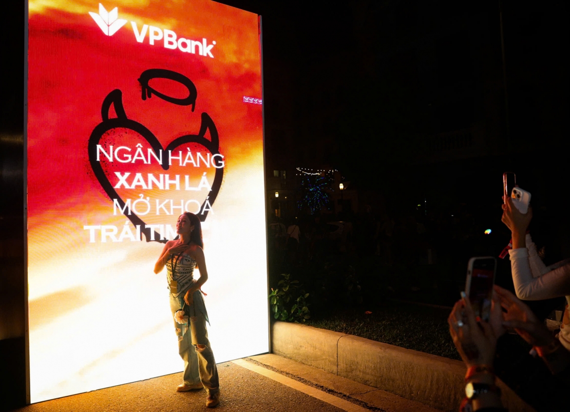  bien nguoi do ve concert gdragon-khu vuc check-in bien thanh san dien thoi trang hinh anh 5