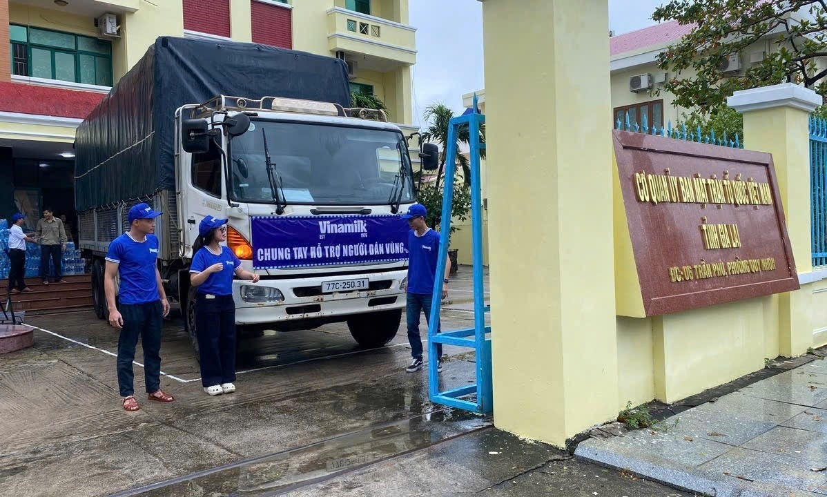 48 tấn sữa và nước uống của vinamilk đến rốn lũ miền trung và tây nguyên hình ảnh 7 48 tan sua va nuoc uong cua vinamilk den ron lu mien trung va tay nguyen hinh anh 7