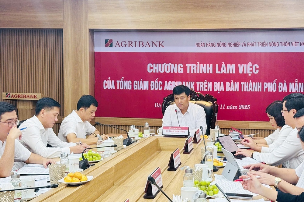 agribank ho tro khach hang, nguoi lao dong o Da nang va hue bi thiet hai do bao lu hinh anh 1