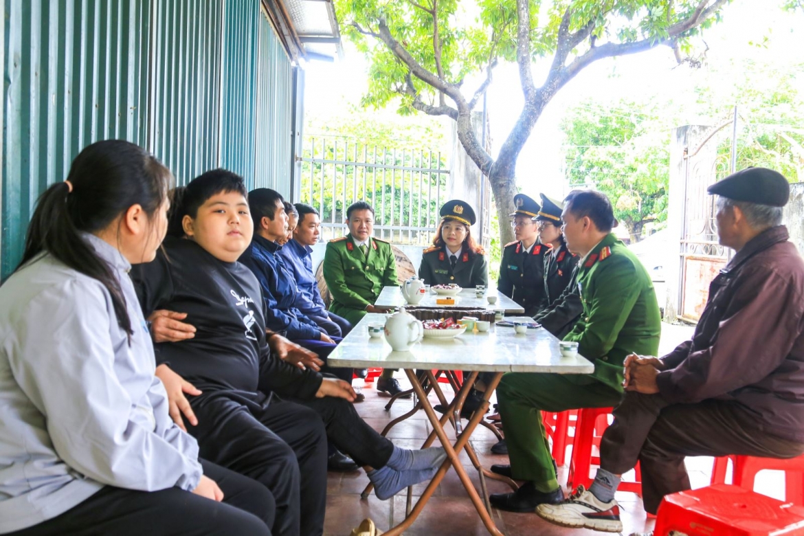 cong an bac ninh do dau hai tre nho mat cha trong bao lu hinh anh 1