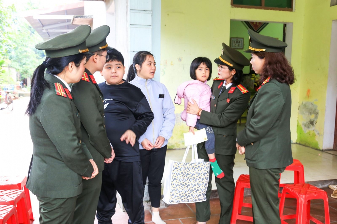cong an bac ninh do dau hai tre nho mat cha trong bao lu hinh anh 2