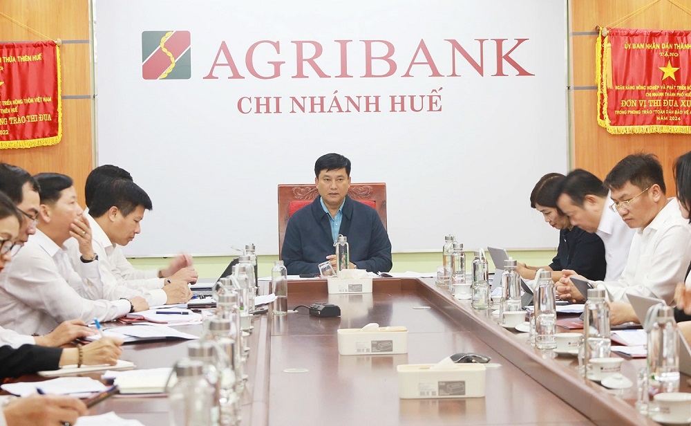 agribank ho tro khach hang, nguoi lao dong o Da nang va hue bi thiet hai do bao lu hinh anh 4