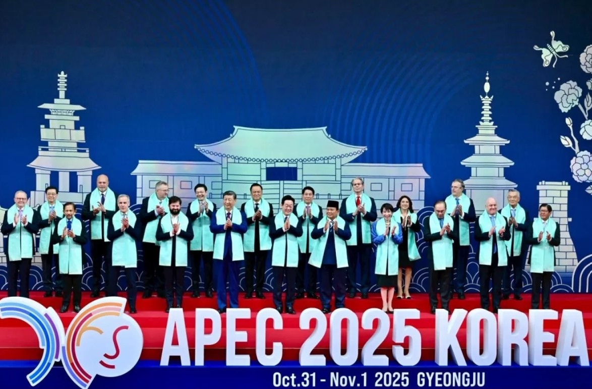 Thủ tướng Thái Lan Anutin Charnvirakul và lãnh đạo các nước thành viên APEC tham dự Hội nghị thượng đỉnh lần thứ 32. Thủ tướng Thái Lan Anutin Charnvirakul và lãnh đạo các nước thành viên APEC tham dự Hội nghị thượng đỉnh lần thứ 32.