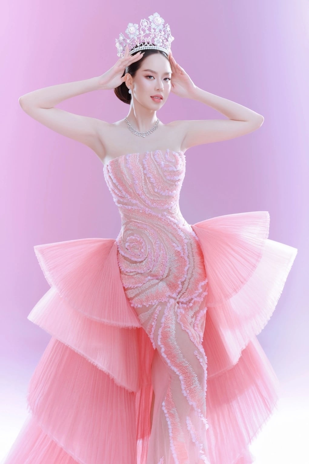sao viet 29 11 hoa hau huong giang tinh tu ben ban trai hinh anh 3