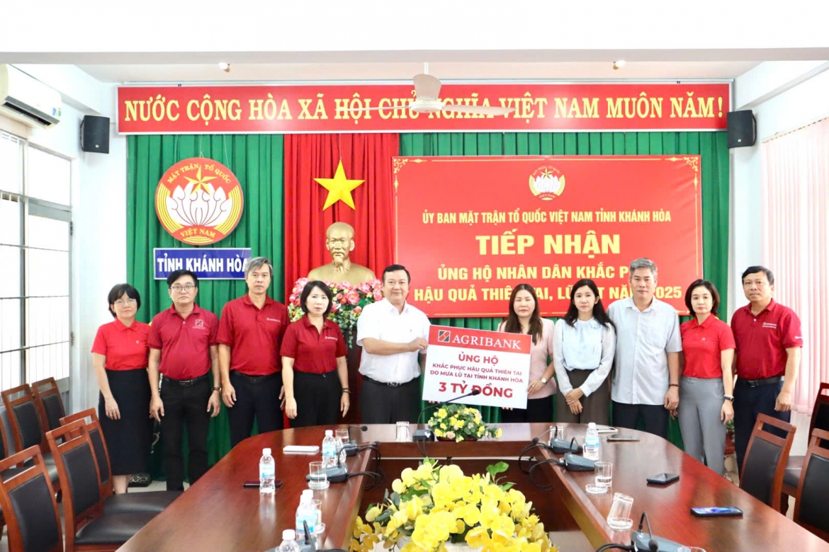 Agribank hỗ trợ 11 tỷ đồng giúp các tỉnh miền Trung khắc phục hậu quả mưa lũ