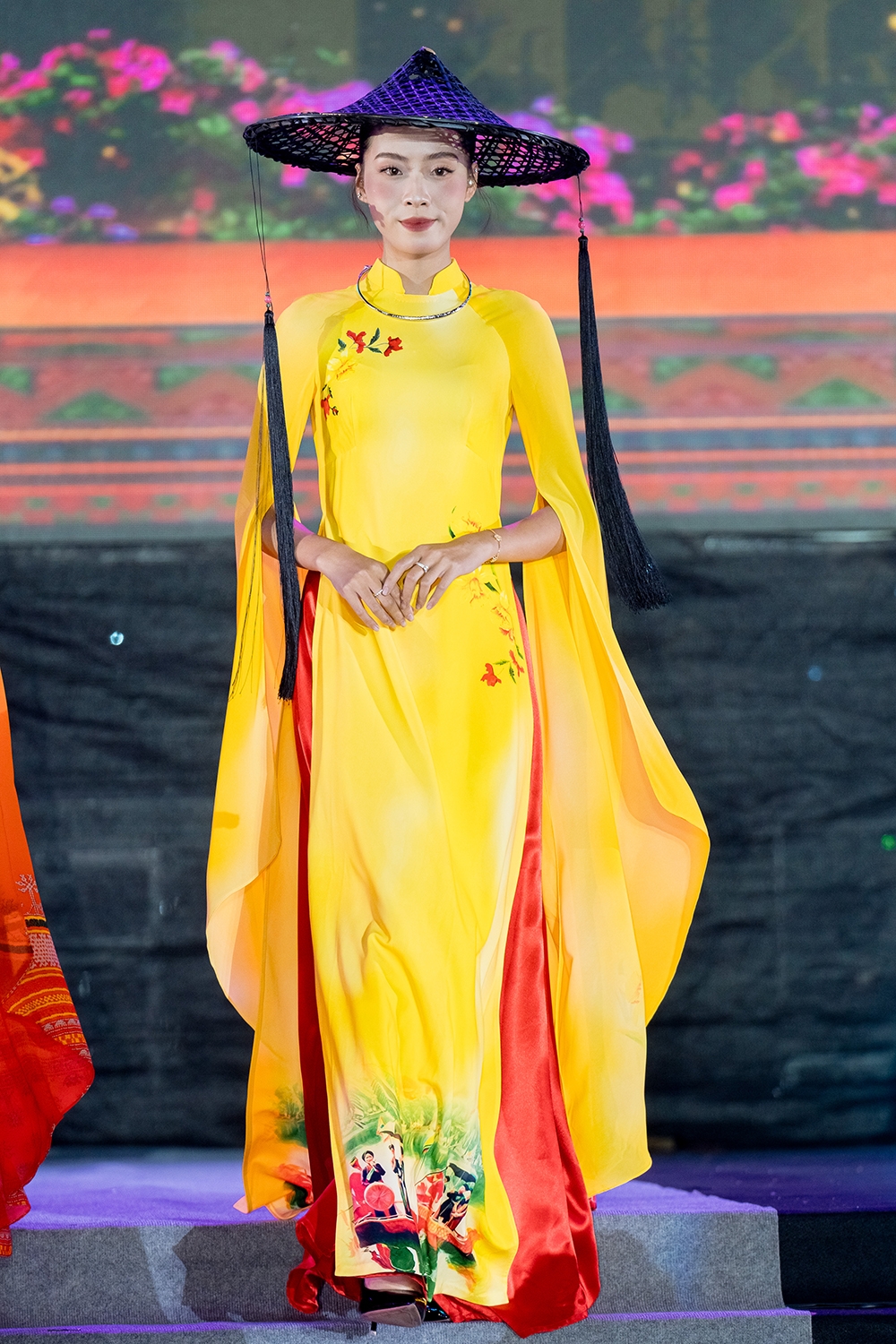 Ao dai huong sac viet nam ve dep di san duoc danh thuc qua tung nep lua hinh anh 6
