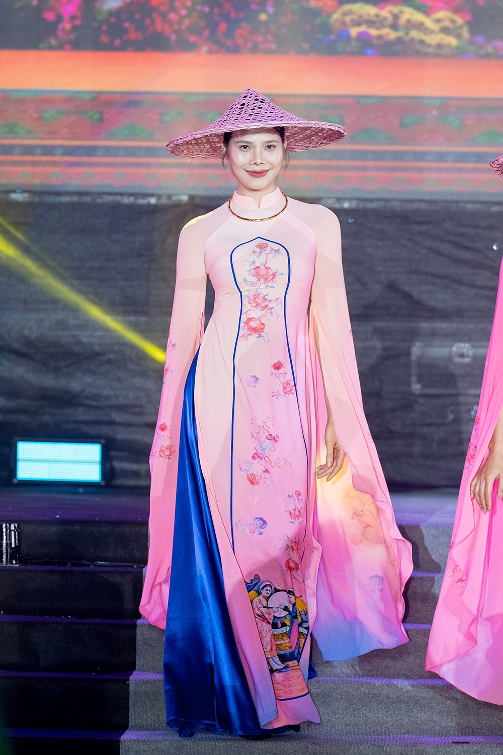 Ao dai huong sac viet nam ve dep di san duoc danh thuc qua tung nep lua hinh anh 5
