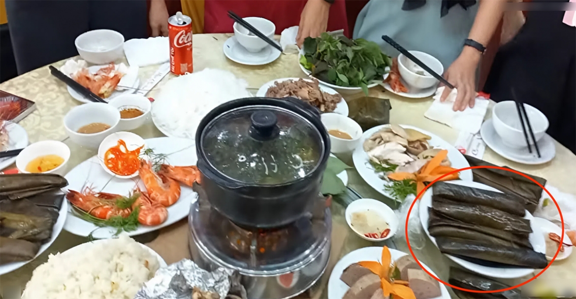 Dac san thanh hoa trong mam co cuoi, khach khong an de goi phan mang ve hinh anh 2