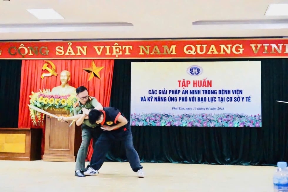 ngan bao luc tu canh cua benh vien hinh anh 1