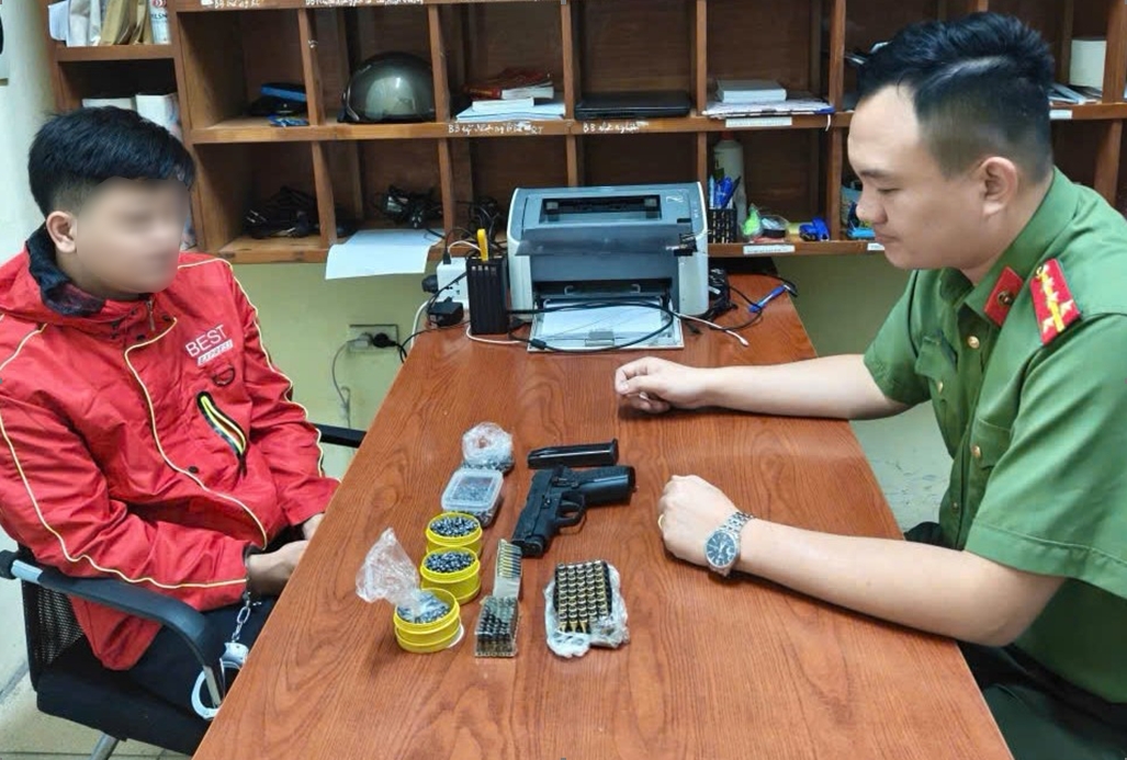 Bắt đối tượng rao bán vũ khí quân dụng trên mạng xã hội