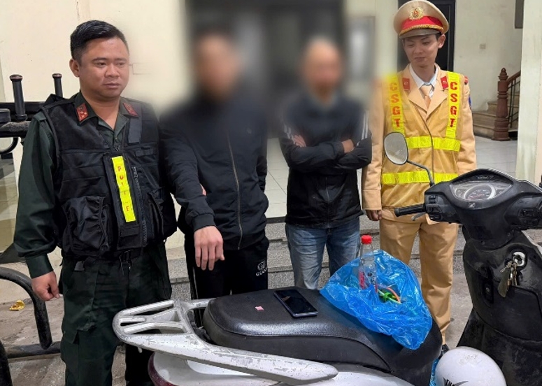 Bắt quả tang hai đối tượng tàng trữ ma túy ở Đông Anh, Hà Nội