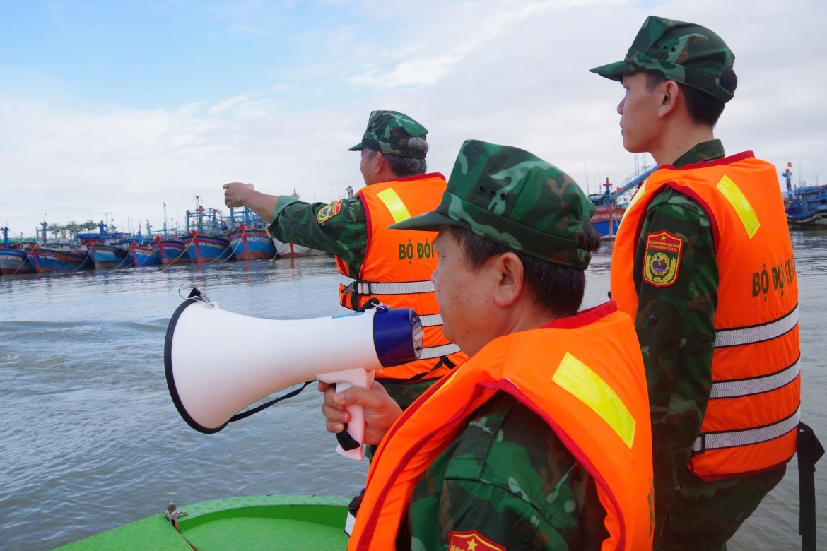 gia lai huong dan hon 5.000 tau thuyen tru an an toan truoc bao so 13 hinh anh 1