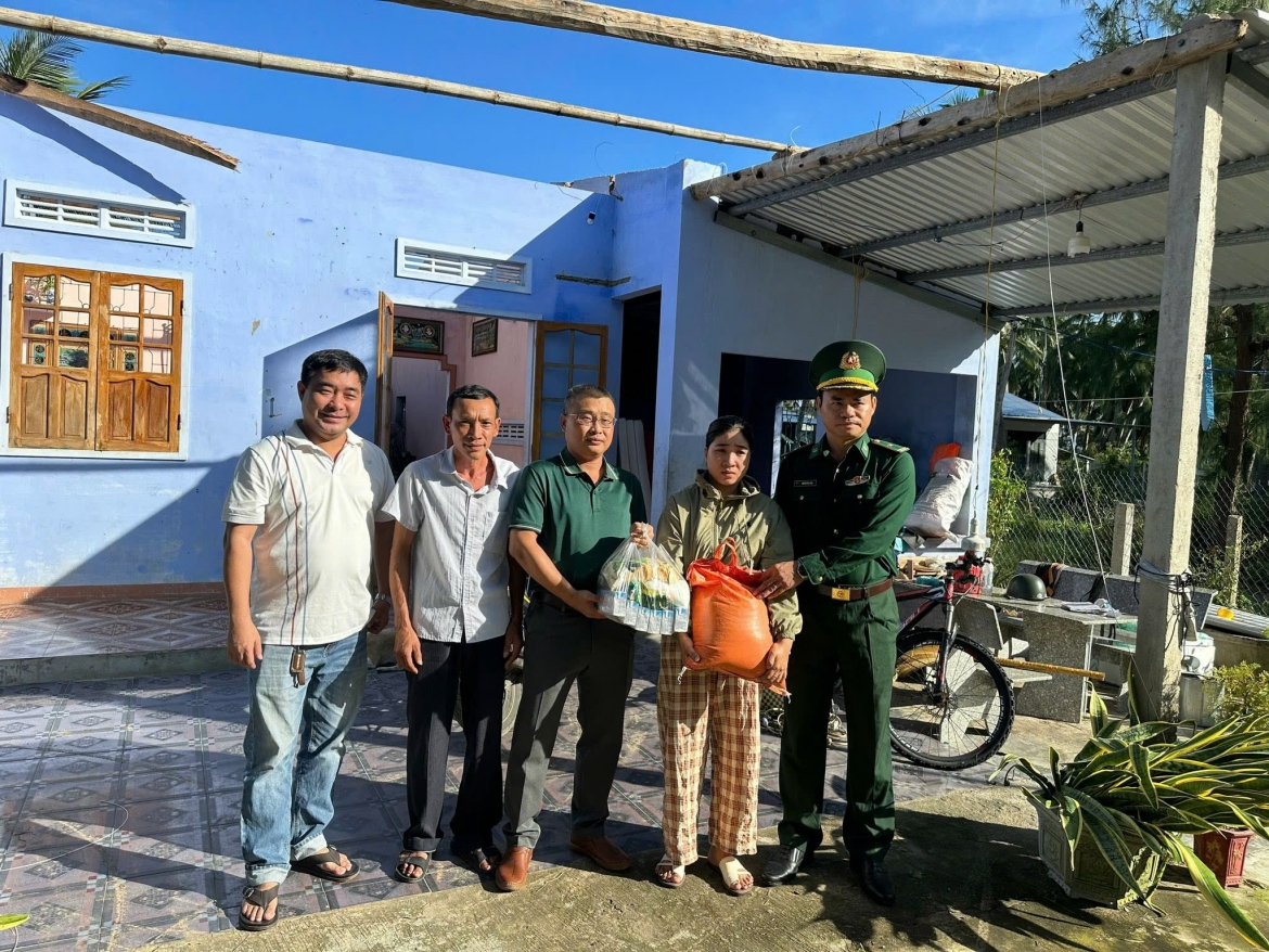 bo doi bien phong Dak lak va cac nha hao tam ho tro nguoi dan on dinh sau bao hinh anh 1