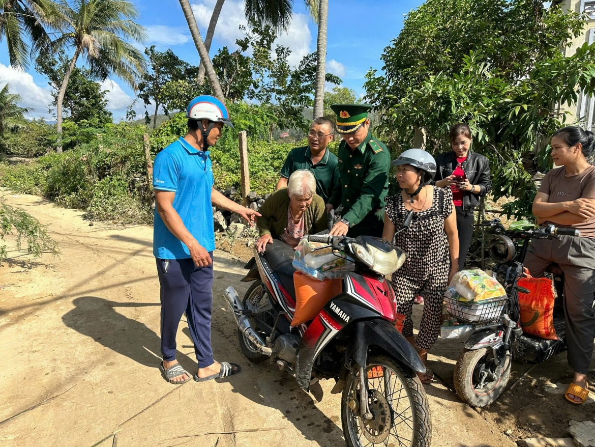 bo doi bien phong Dak lak va cac nha hao tam ho tro nguoi dan on dinh sau bao hinh anh 2