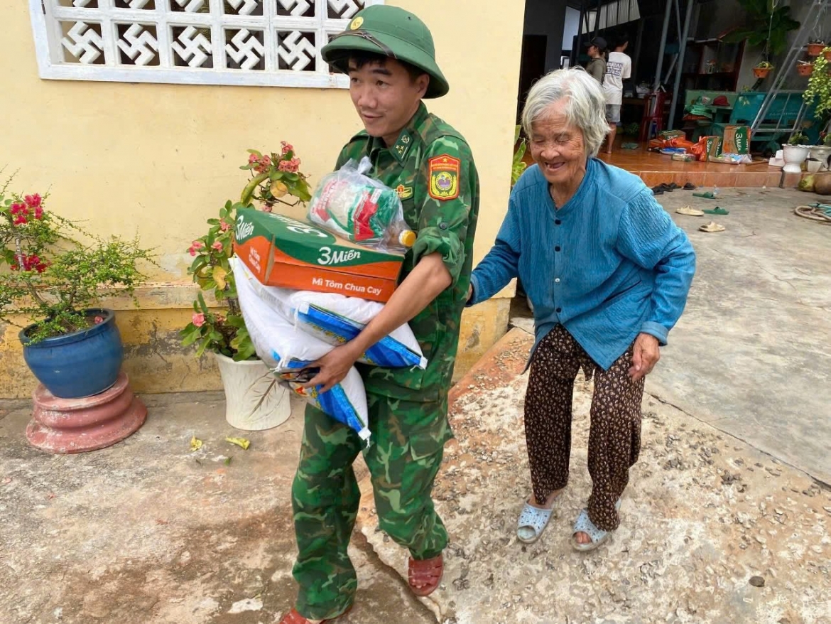 bo doi bien phong Dak lak va cac nha hao tam ho tro nguoi dan on dinh sau bao hinh anh 3