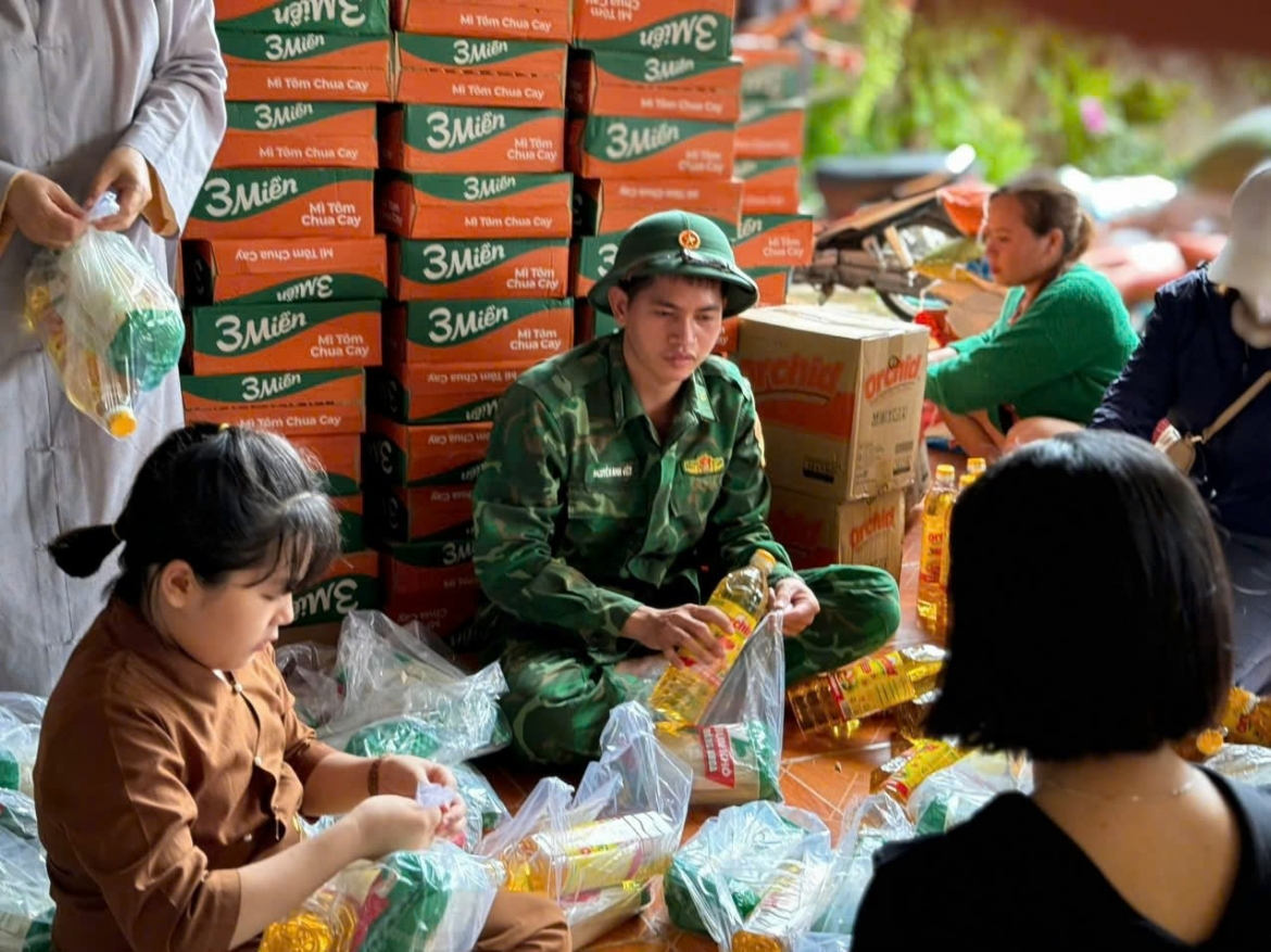 bo doi bien phong Dak lak va cac nha hao tam ho tro nguoi dan on dinh sau bao hinh anh 4