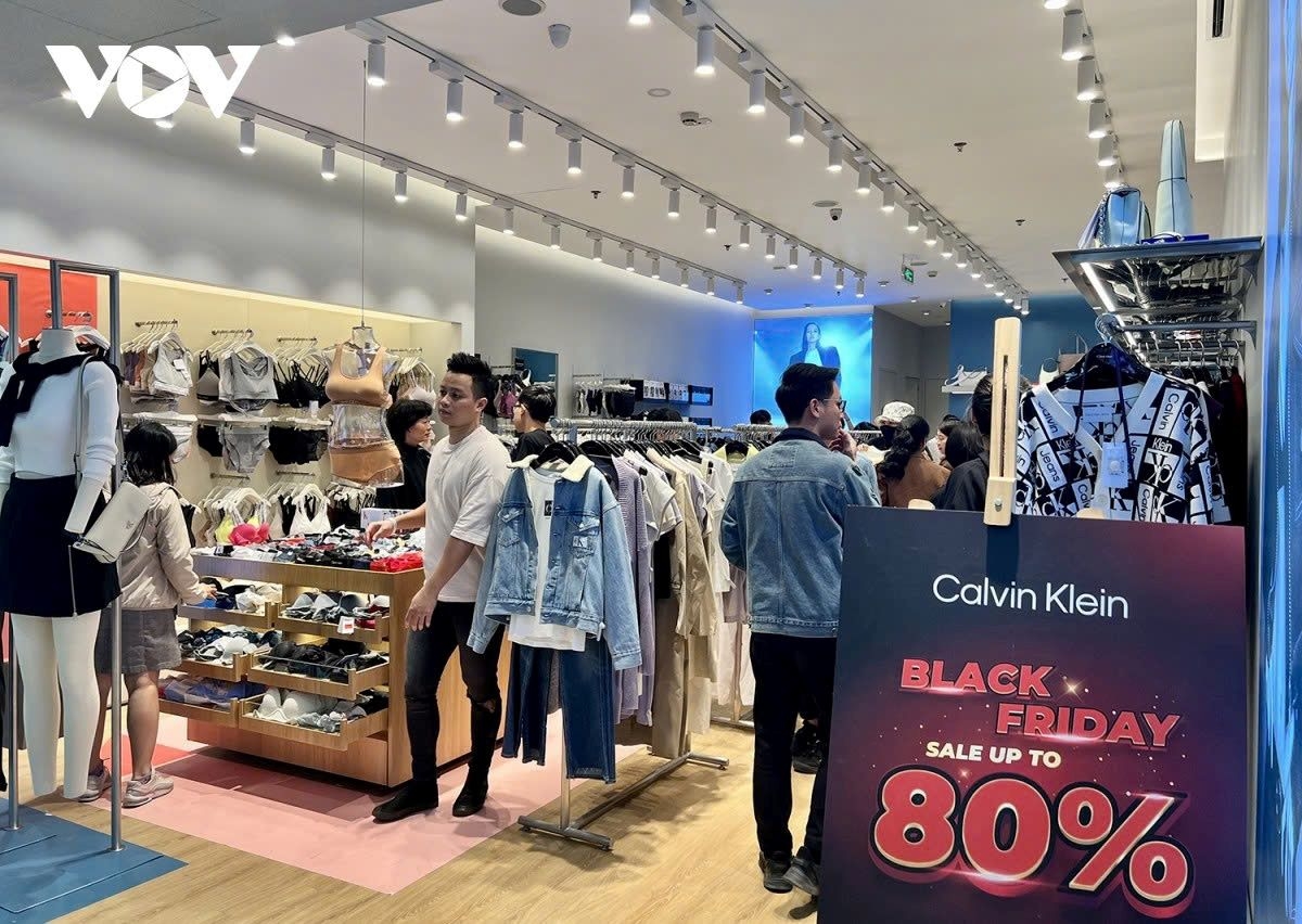 consumers tighten their belts despite massive black friday discounts picture 1