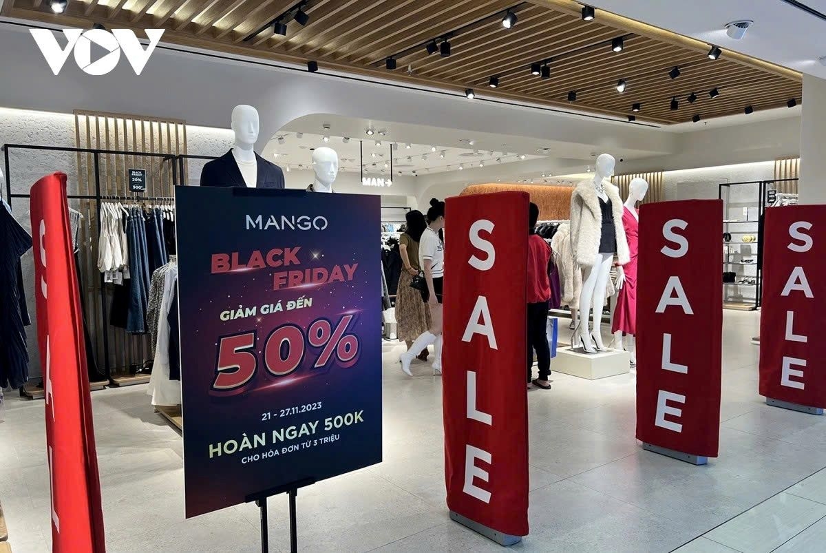 Consumers tighten their belts despite massive Black Friday discounts