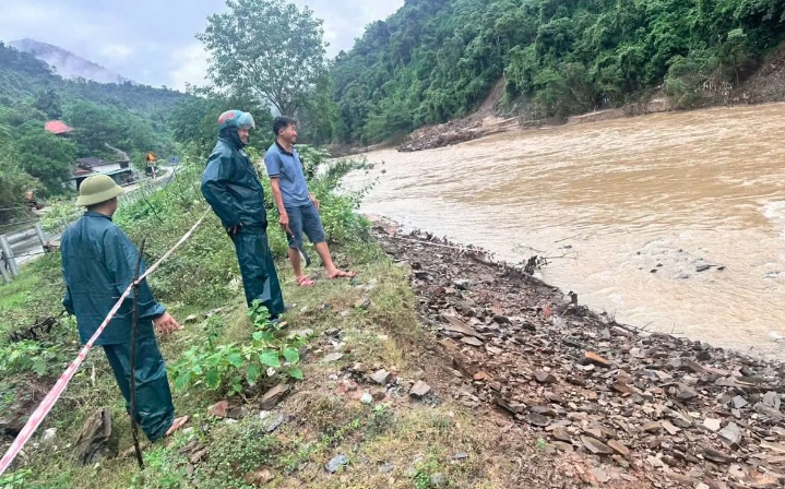 1.4-meter-long bomb found beneath Nam Mo River in Nghe An