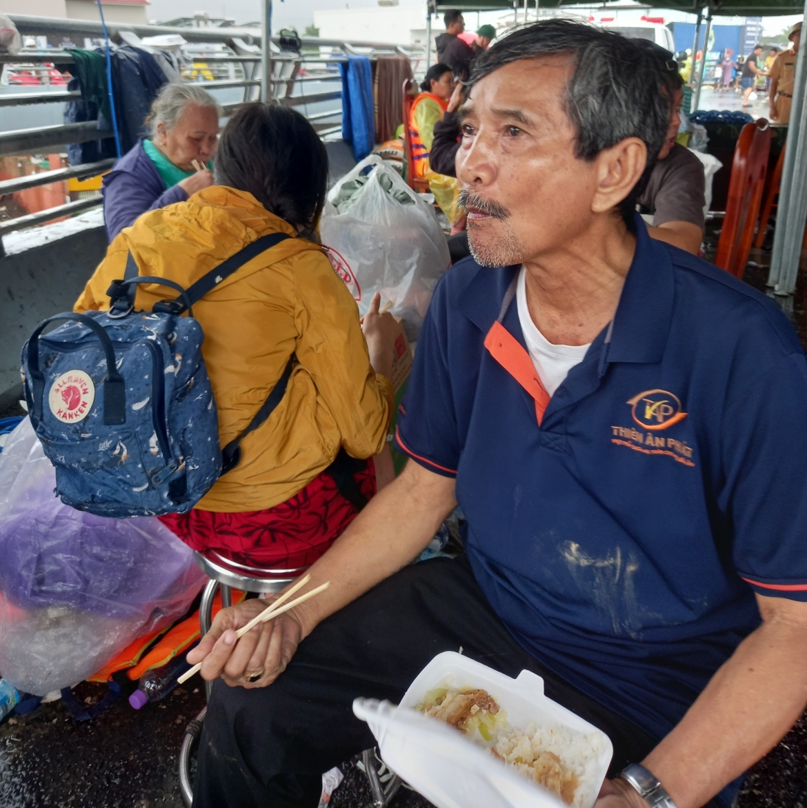 nhung phan an am long nguoi dan vung lu tinh khanh hoa hinh anh 2