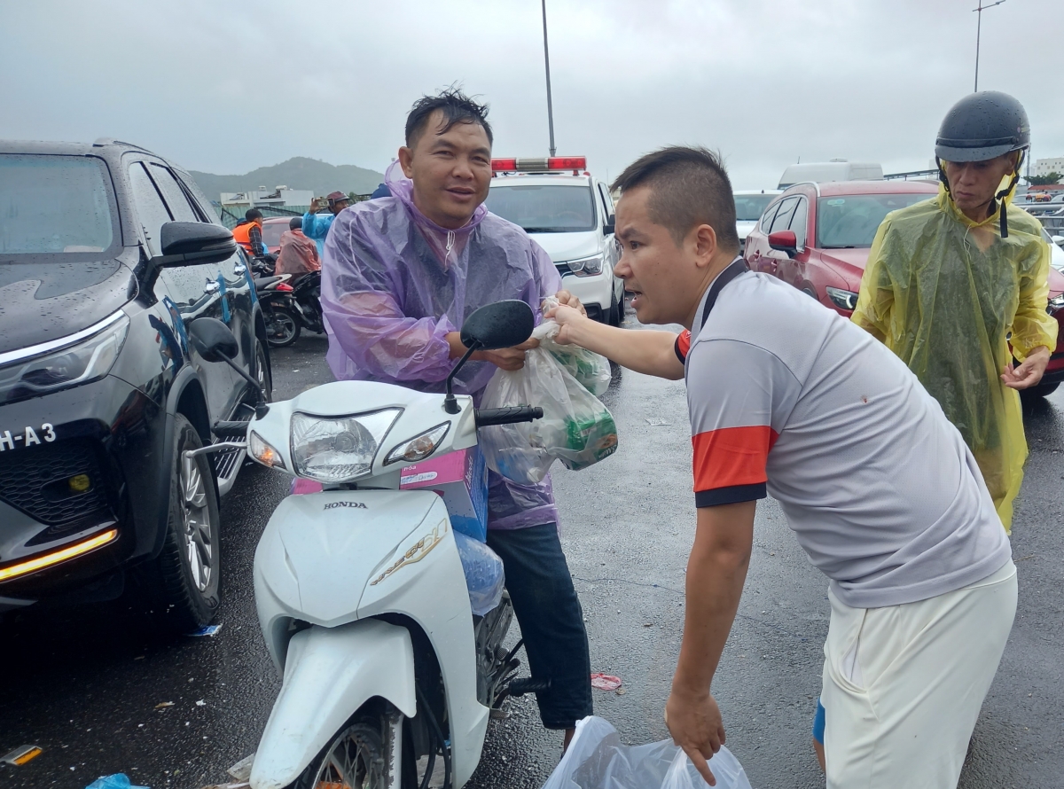 Những phần ăn ấm lòng người dân vùng lũ tỉnh Khánh Hòa