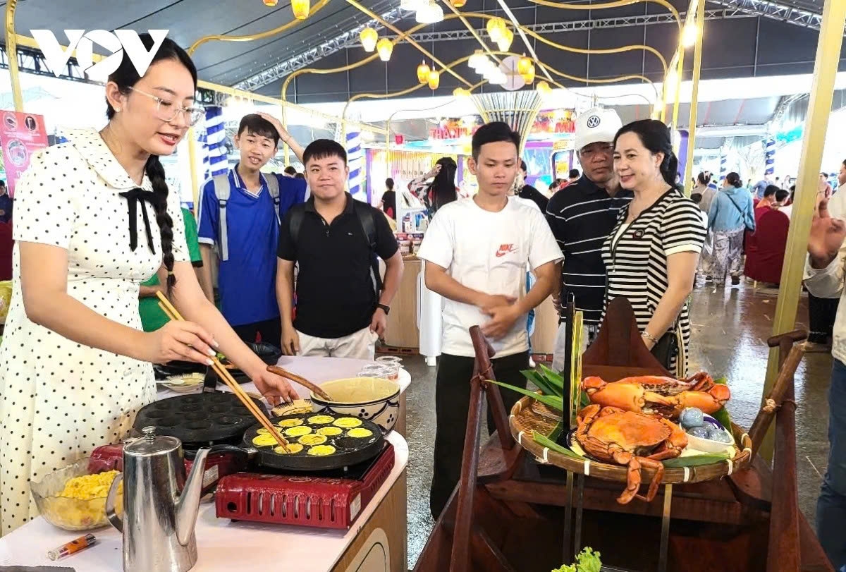 crab based main dishes attract visitors at second ca mau crab festival picture 1
