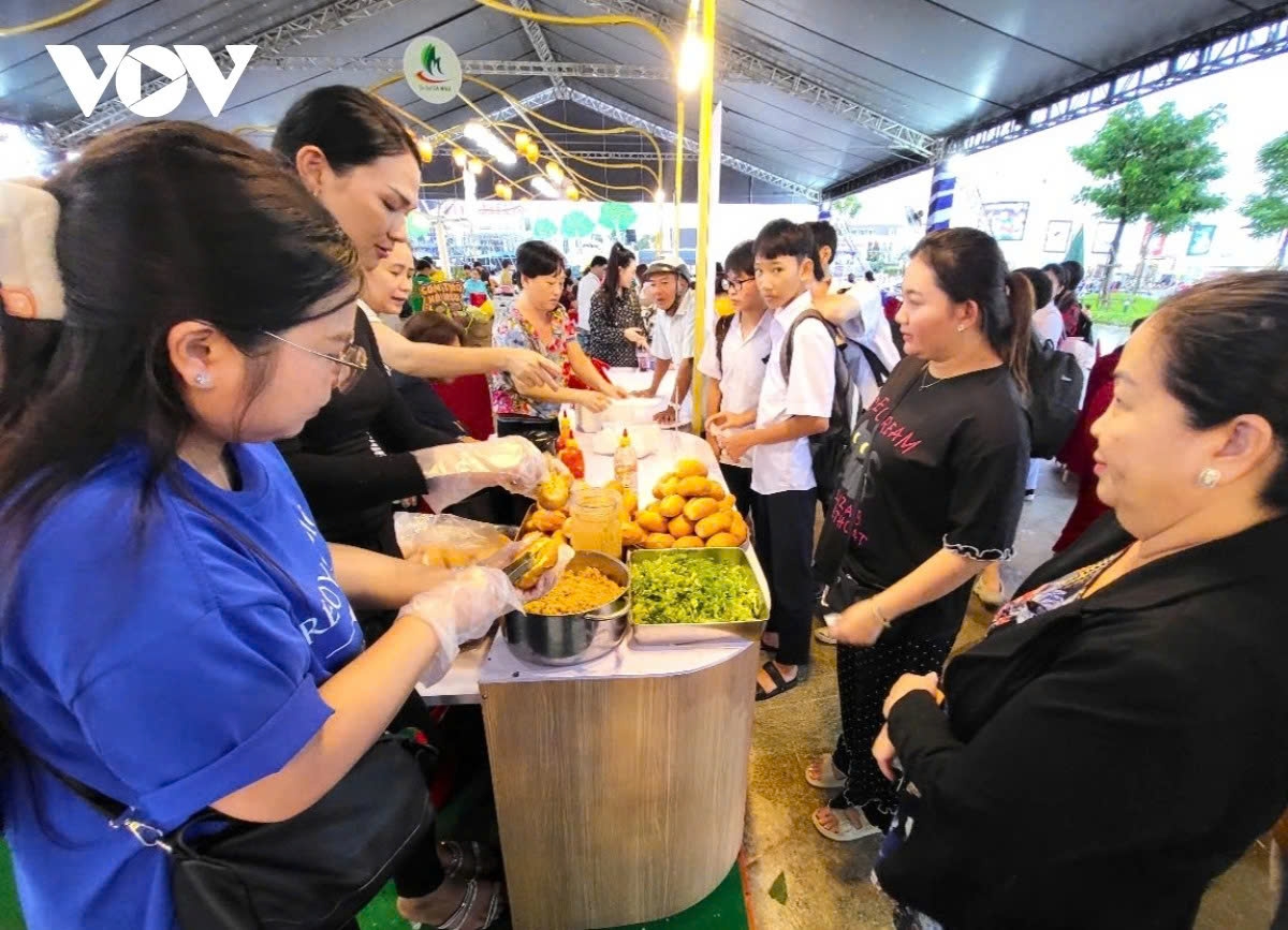 crab based main dishes attract visitors at second ca mau crab festival picture 2