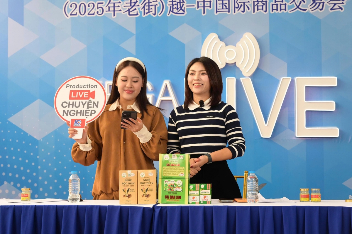 Tiktoker Khánh Ngân (áo kẻ) đang livestream bán các sản phẩm OCOP của Lào Cai.