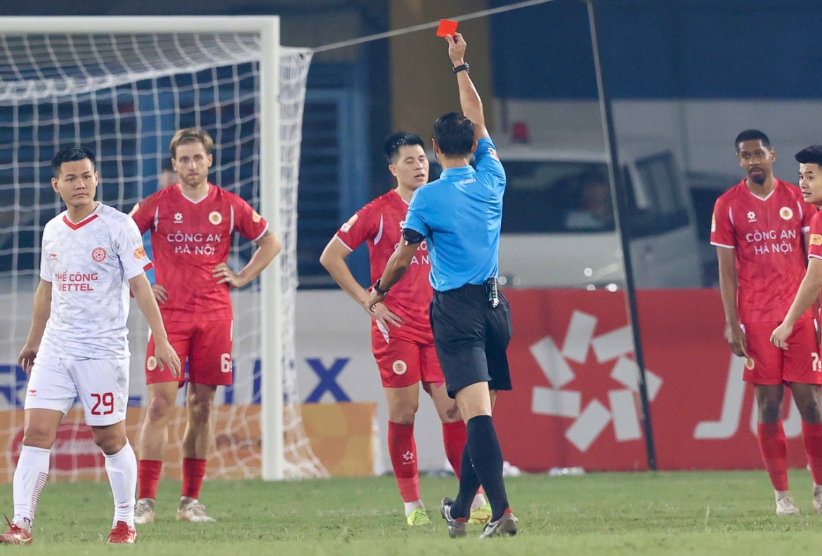 cahn vs the cong viettel bong da viet nam can nhung tran derby nhu the hinh anh 2