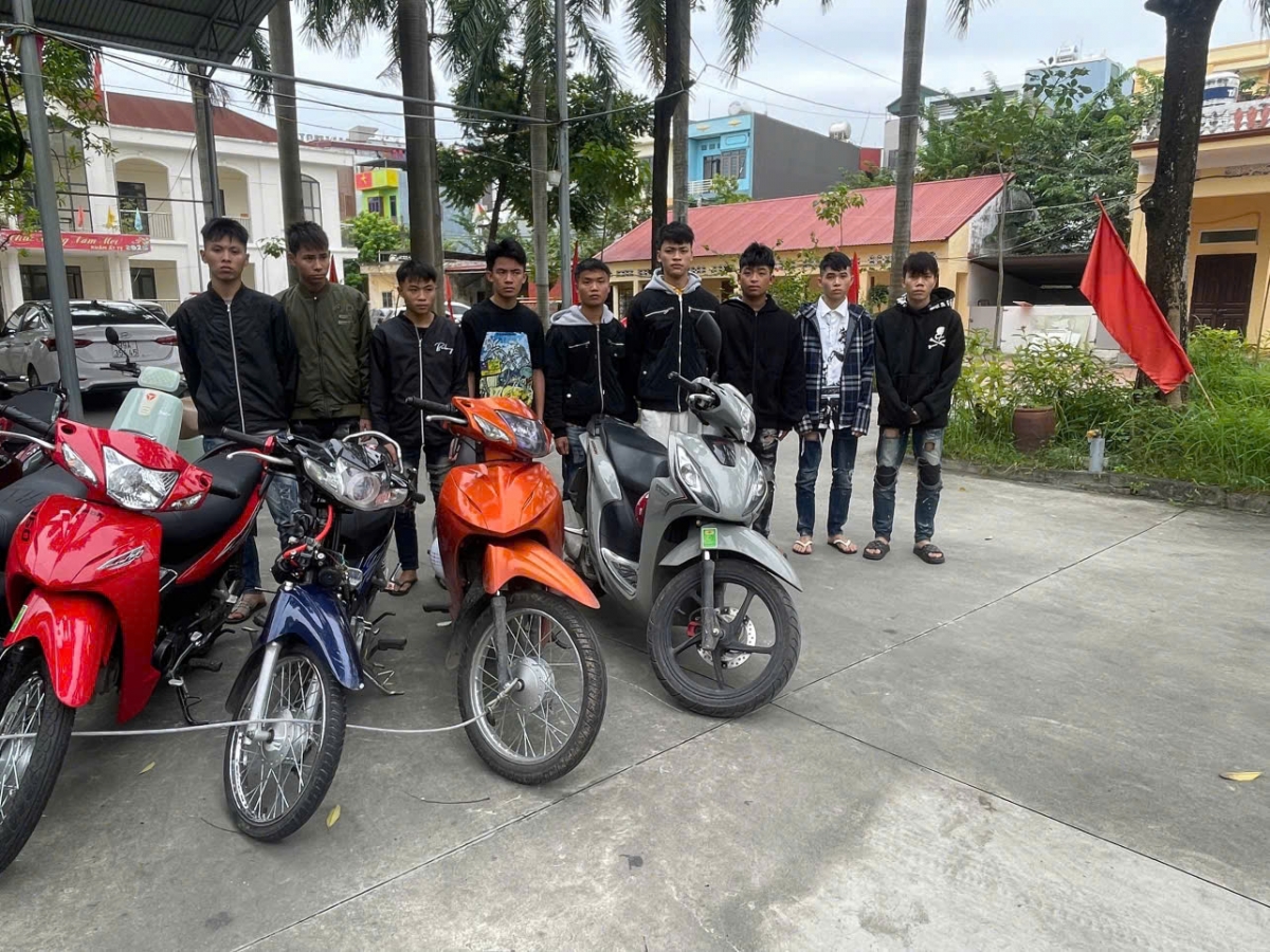 bắt 14 quái xế mang hung khí lạng lách đánh võng trên đường phố hình ảnh 1 bat 14 quai xe mang hung khi lang lach danh vong tren duong pho hinh anh 1