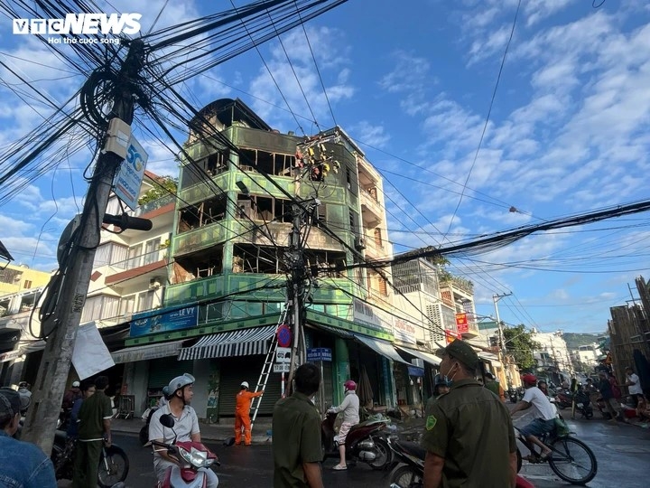 Cháy nhà trọ ở Nha Trang lúc rạng sáng, nhiều người hoảng loạn bỏ chạy
