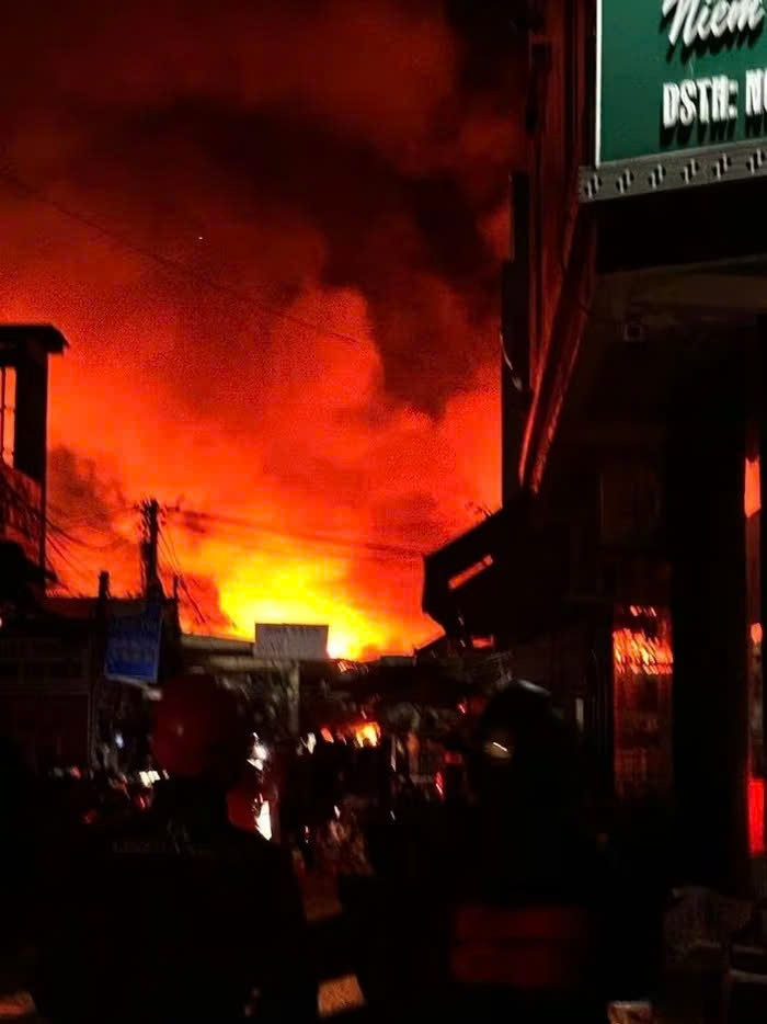 chay cho binh duong trong dem, nhieu tieu thuong nga guc hinh anh 3