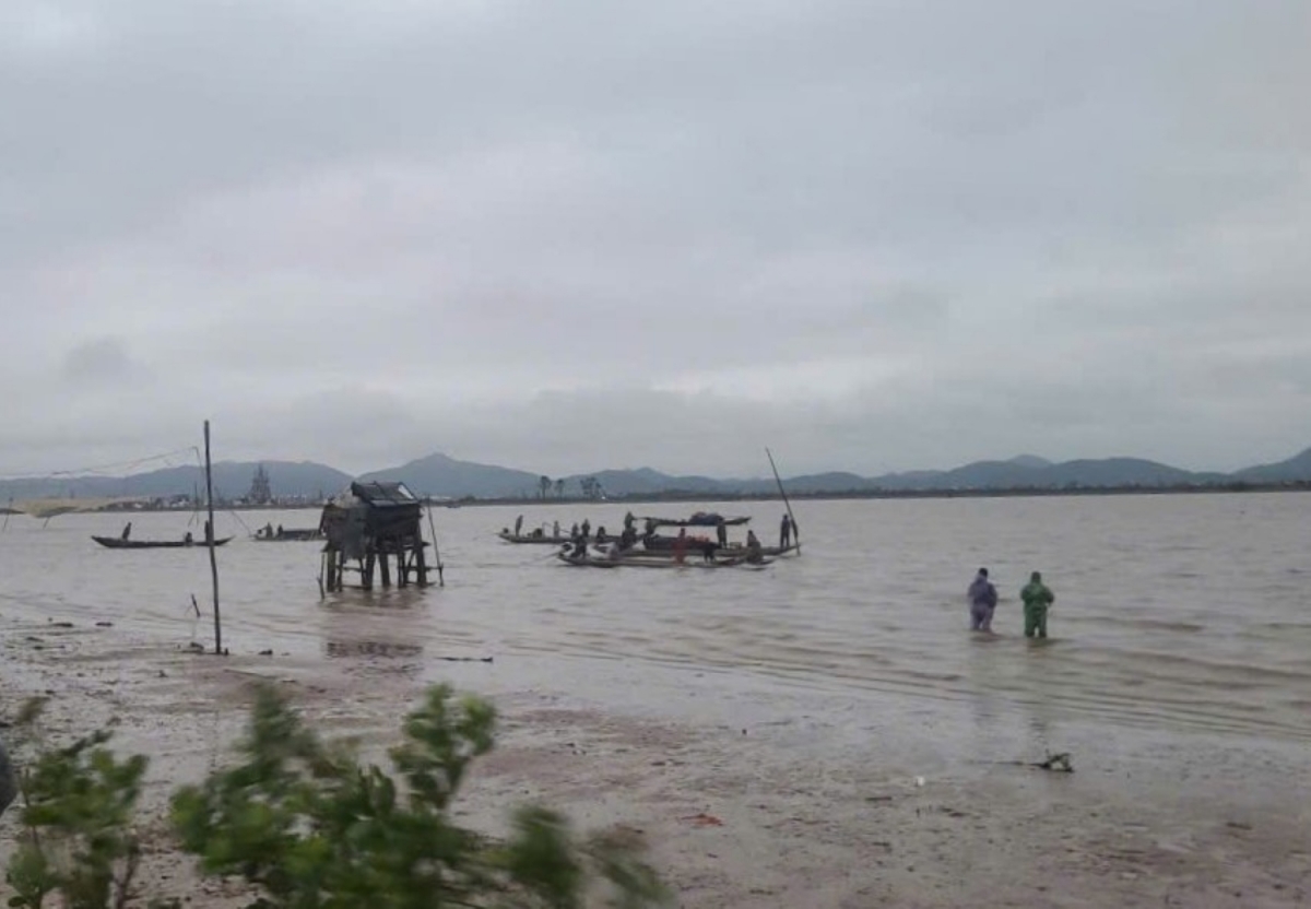 Lật thuyền đánh cá trên sông Gianh, 1 người mất tích