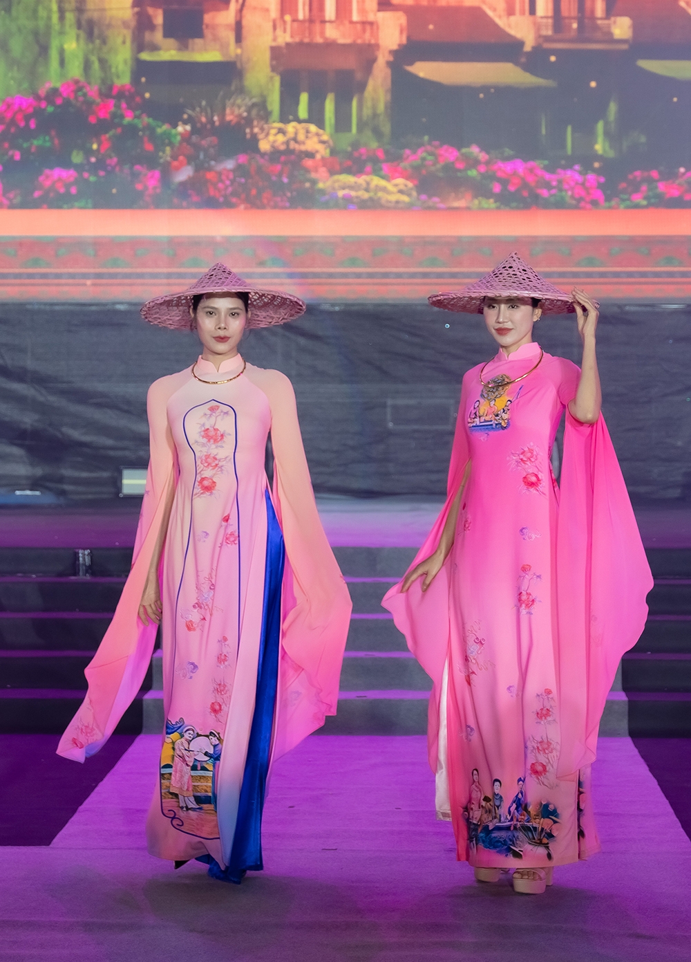Ao dai huong sac viet nam ve dep di san duoc danh thuc qua tung nep lua hinh anh 4