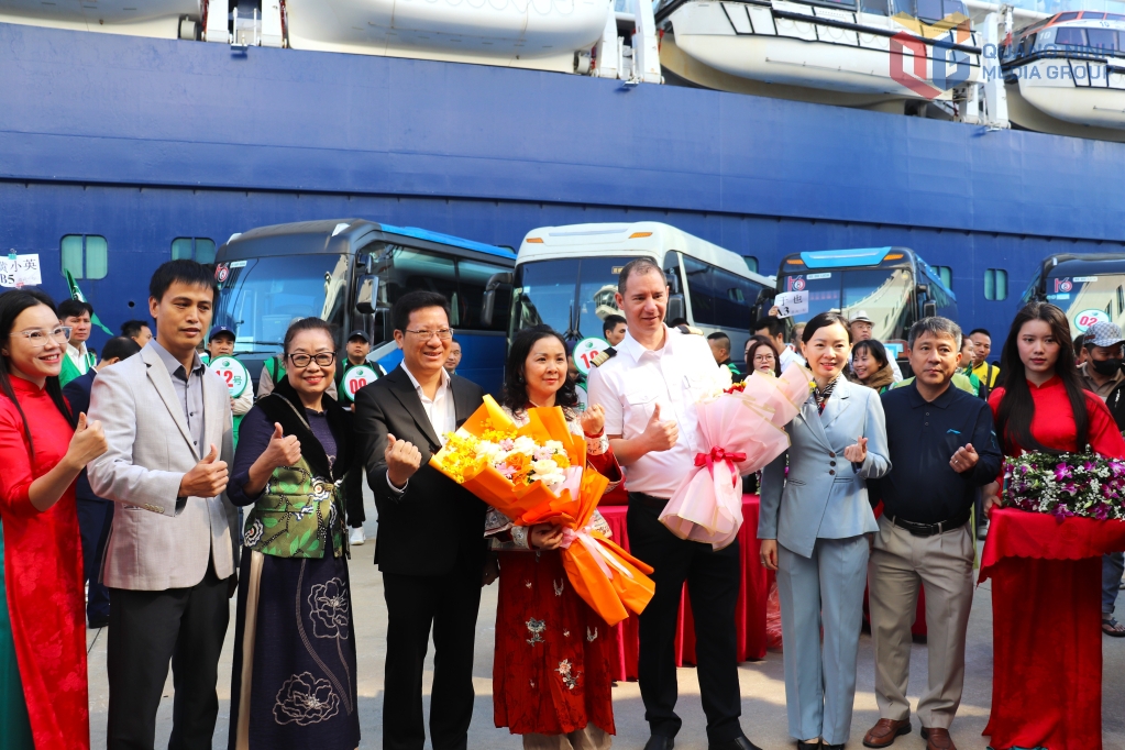 blue dream melody brings 1,100 cruise passengers to ha long picture 1