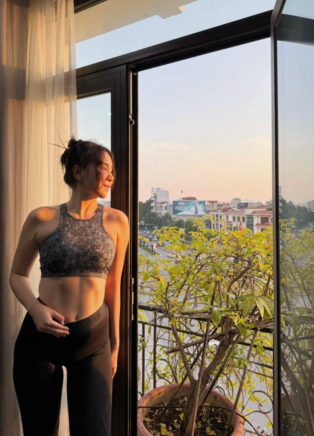 sao viet 27 11 mc mai ngoc khoe vong 2 thon gon sau 7 thang sinh con hinh anh 1