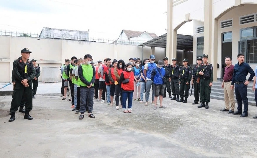 sang campuchia lam viec nhe luong cao , bi cao nhan 13 nam tu giam hinh anh 1