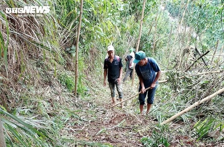 Duong dut gay tao ho sau 35m, ca thon o quang ngai bi chia cat hinh anh 6