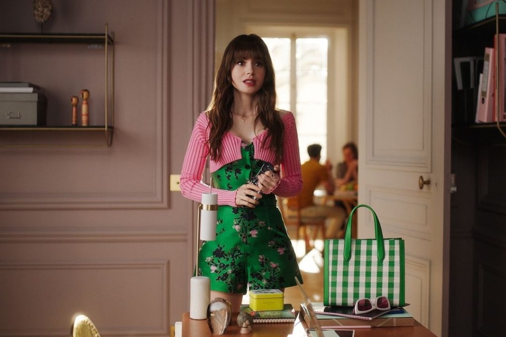 lily collins tai xuat trong emily in paris phan 5 hinh anh 1