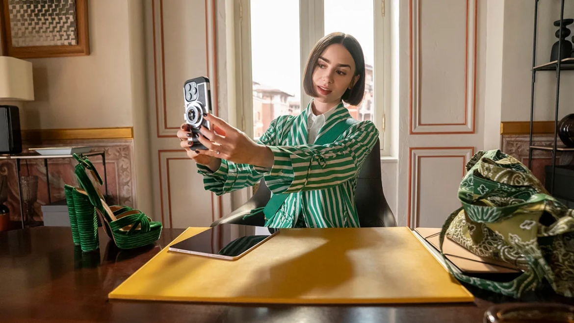 lily collins tai xuat trong emily in paris phan 5 hinh anh 8