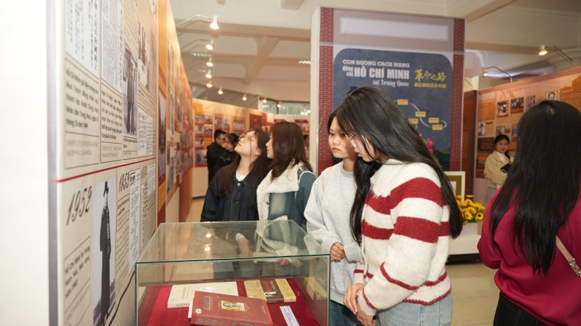 hue exhibition showcases president ho chi minh s activities in china picture 1