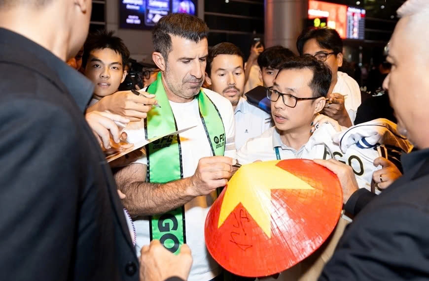 football legends kaka and figo arrive in vietnam for legends match picture 2