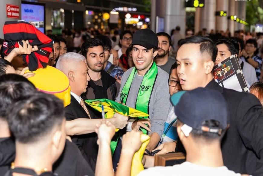 football legends kaka and figo arrive in vietnam for legends match picture 1