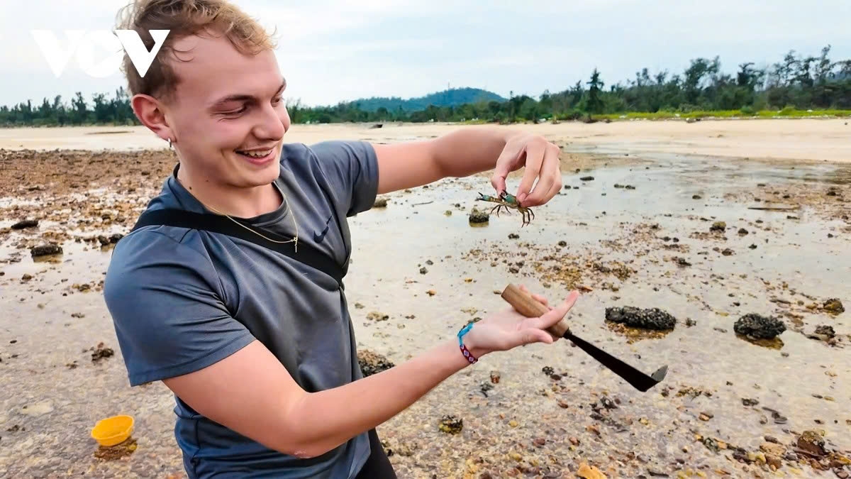 when foreign tourists experience life as farmers in vietnam picture 11