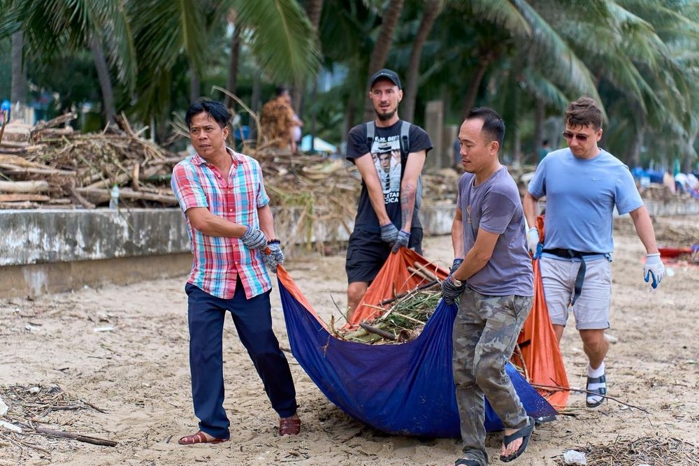 foreign visitors join beach clean-ups, assist in rescue efforts in nha trang picture 10