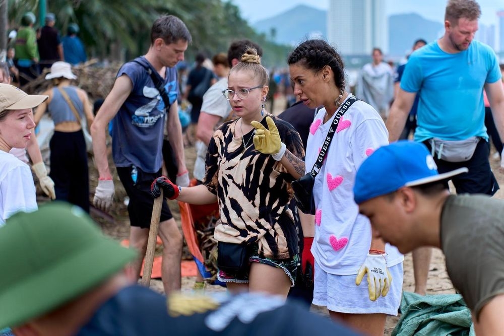 foreign visitors join beach clean-ups, assist in rescue efforts in nha trang picture 11